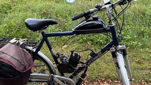 Ein Fahrrad wurde mit einem Verbrennungsmotor und einem Benzintank getuned.