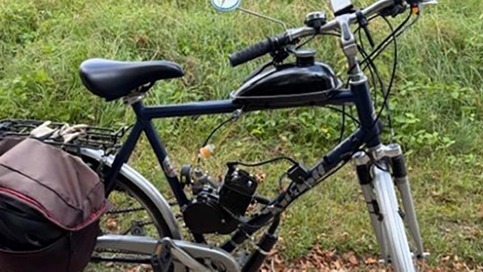 Ein Fahrrad wurde mit einem Verbrennungsmotor und einem Benzintank getuned.