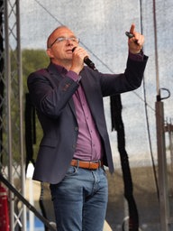 David Rauterberg heizt dem Publikum von der Bühne aus ein