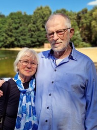 Ein Paar steht am Strandufer des Feldmarksees in Sassenberg.