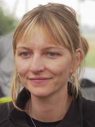 Eine Frau mit blonden Haaren und einem Piercing an der Nase.