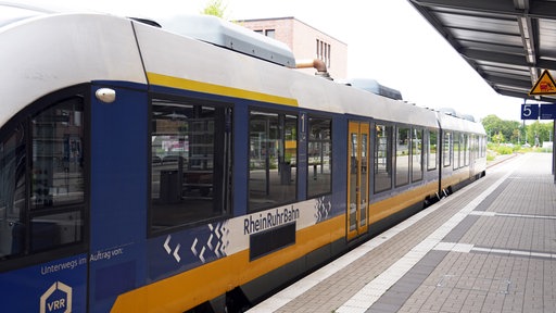 Ein Zug steht am Gleis