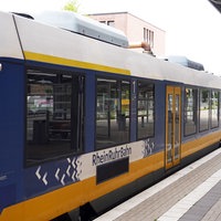 Ein Zug steht am Gleis