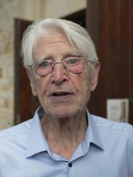 Josef Deubmann, Gemeindemitglied, spricht in die Kamera.