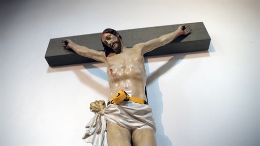 Eine Jesusstatue am Kreuz.