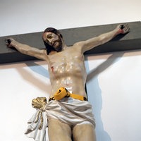 Eine Jesusstatue am Kreuz.