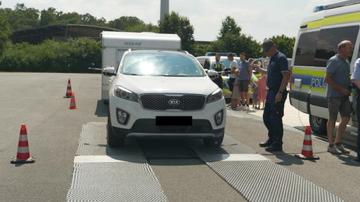 Ein Fahrzeug auf einer Autowaage