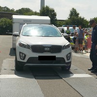 Ein Fahrzeug auf einer Autowaage