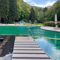 Blick aufs Naturfreibad und Wasseranlage