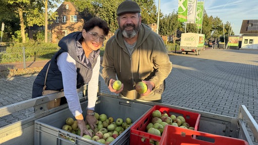 Josefine Ophey und Ulrich Kluckner freuen sich über ihre Ernte