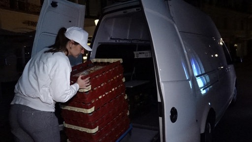Louisa Hendker lädt den Lieferwagen
