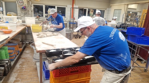 Bäckermeister Klaus Bockers bei der Arbeit