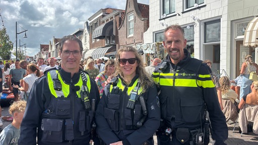 Tilo Kopp, Nina Scholz und Cor Metske (v. l.) sind in einem Gruppenfoto und in Uniform zu sehen