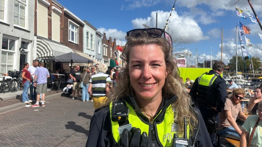 Polizistin Nina Scholz ist in Uniformf im Portät zu sehen