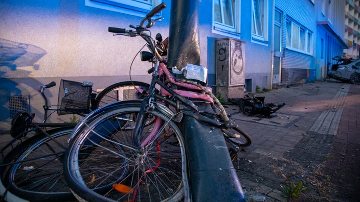 Fahrräder verbeult um eine eingedellte Laterne