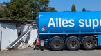 Ein Tankwagen mit der Aufschrift "Alles super" ist in Garagen gefahren