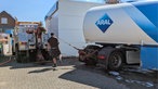 Ein Abschleppwagen versucht, einen Tanklaster aus einem engen Hof zu ziehen