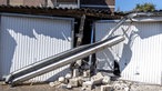 Mehrere kaputte Garagen, im Vordergrund liegen lose Steine 