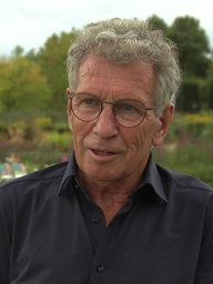 Ben van Oijen (Gründer "Bloemenpark Appeltern") in grünem Park