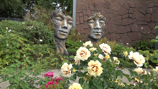 Metallfiguren im Gebüsch