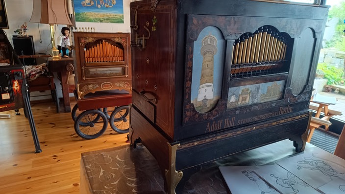Drehorgeln stehen im Wohnzimmer von Heike und Johannes Rath