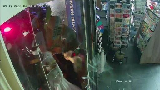 Drei vermummte Diebe wurden schlagen mit einem Hammer auf ein Fenster des Kiosks ein. Scherben fliegen.