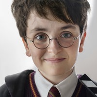 Der schottische Schauspieler Dominic McLaughlin mit runder Brille bei Dreharbeiten am Set der Harry-Potter-Serie in der Nähe von London in Großbritannien. 