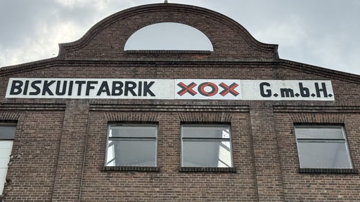 Häuserfassade von historischer Keksfabrik XOX im Kreis Kleve.