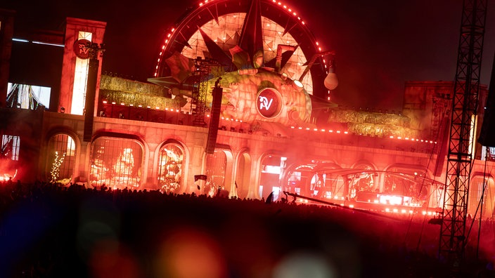 Die neue Mainstage vom Parookaville in der Nacht