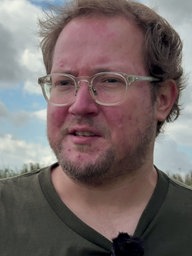 Sebastian Wantia vom Naturschutzzentrum im Kreis Kleve trägt ein grünes Tshirt und eine Brille