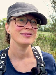 Dr. Kristin Scharnweber vom Naturschutzzentrum im Kreis Kleve trägt eine graue Kappe und eine Brille