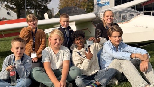 Geschwister von schwerkranken Kindern lächeln in die Kamera