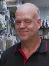 Ein Mann in einem schwarzen T-Shirt steht in einem Metalldetektorgeschäft