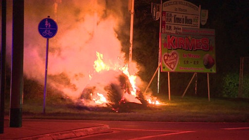 Die Strohpuppe in Weeze steht in Brand.
