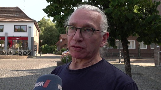 Mann mit Brille spricht
