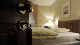 Offene Tür eines Hotelzimmers