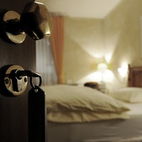 Offene Tür eines Hotelzimmers