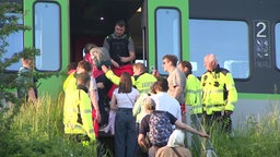 Evakuierte in Emmerich Hüthum müssen am 22.05.2026 auf offener Strecke in einen Regionalexpress umsteigen, nachdem ihr vorheriger Zug ausgefallen war
