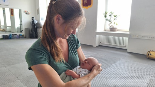 Paulina Jansen hält ihre Tochter auf dem Arm.