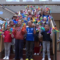Kinder des Dorfes empfangen die Jury in der Grundschule.
