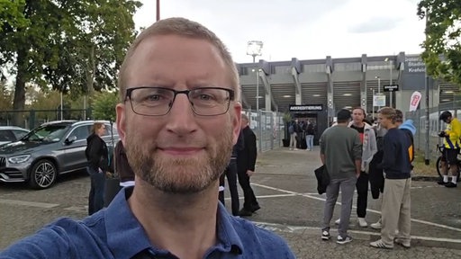 Peter Hild vor dem Krefelder Grotenburg Stadion