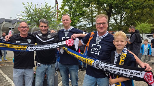 St. Tönis Fans vor dem Grotenburg Stadion in Krefeld