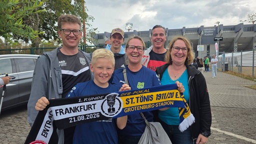 St. Tönis Fans vor dem Grotenburg-Stadion in Krefeld