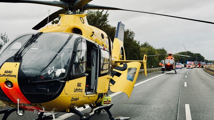 Zwei Rettungshubschrauber auf der Autobahn