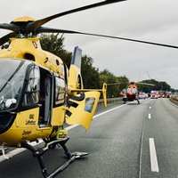 Zwei Rettungshubschrauber auf der Autobahn