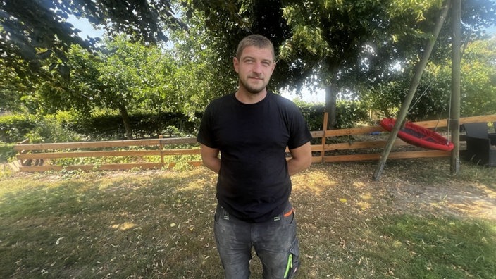 Tierschützer Dennis Heidelberg trägt ein schwarzes Tshirt und eine graue Hose.