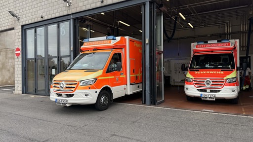 Ein Rettungswagen verlässt die Wache in Dinslaken und fährt zum Einsatz