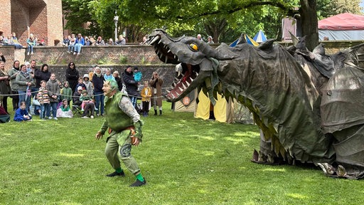 Beim Siegfriedspektakel gibt es auch mehrmals täglich die Kinderaufführung "Drache Fangdorn und der Schatz der Elfen"