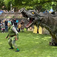 Beim Siegfriedspektakel gibt es auch mehrmals täglich die Kinderaufführung "Drache Fangdorn und der Schatz der Elfen"