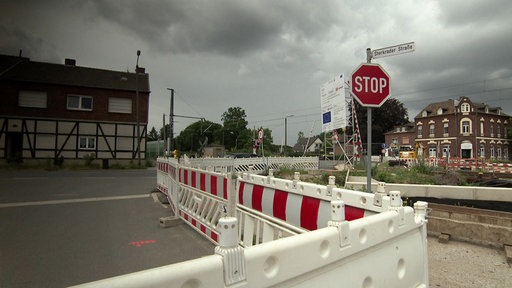 Bauarbeiten und Absperrungen an dem Bahnübergang in Dinslaken